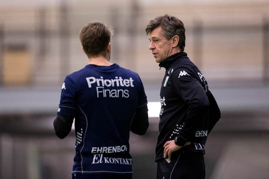 IFK Göteborgs målvakt Erik Dahlin i samspråk med