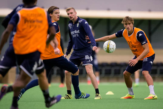 IFK Göteborgs Sebastian Eriksson slår en passning