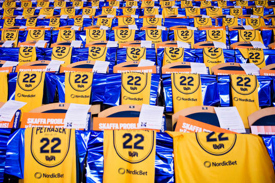 Kinnarps arena utsmyckad med David Petrasek tshirts