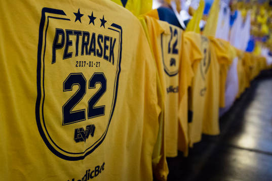 Kinnarps arena utsmyckad med David Petrasek tshirts