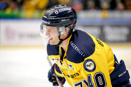 s Pär Arlbrandt grinar illa