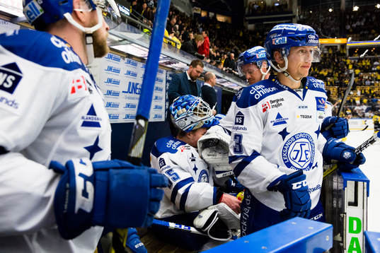 Leksands målvakt Atte Engren och Daniel Bertov deppar