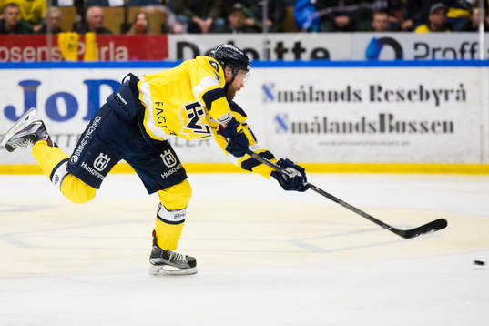 s Martin Thörnberg skjuter och gör mål till 3-1