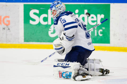 Leksands målvakt Atte Engren räddar pucken