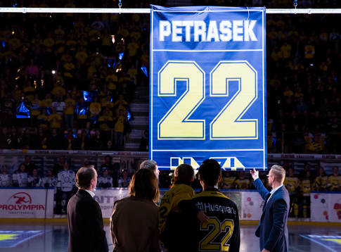 s David Petraseks tröja hissas till taket