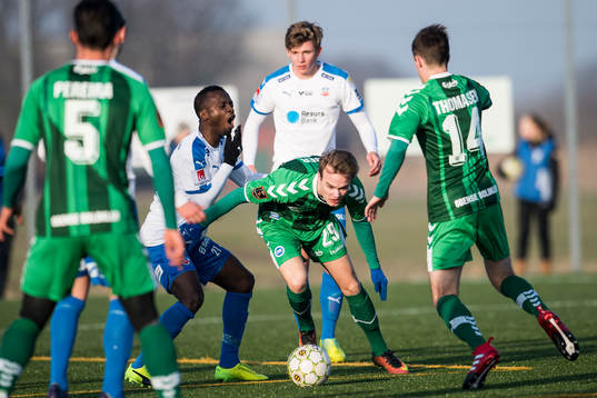 Helsingborgs Monday Samuel tar sig i ansiktet i duellen med