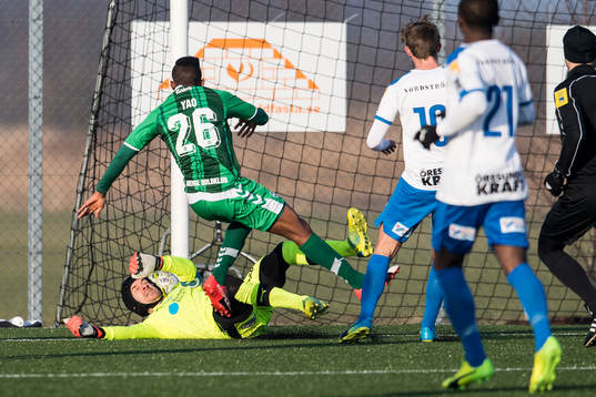 Helsingborgs målvakt Matt Pyzdrowski gör räddning