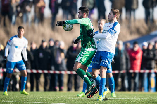 Helsingborgs Fredrik Helstrup i försvaret trycker up i