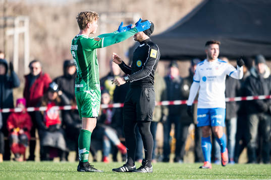 Domare Kristoffer Karlsson i diskussion med Odense Jeppe
