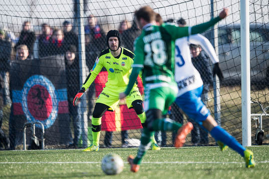 Helsingborgs målvakt Matt Pyzdrowski kommer förbi Odense