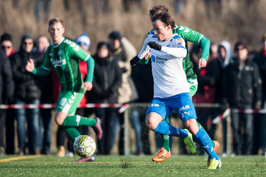 Helsingborgs Anton Wede kommer förbi Odense Jeppe Tverskov