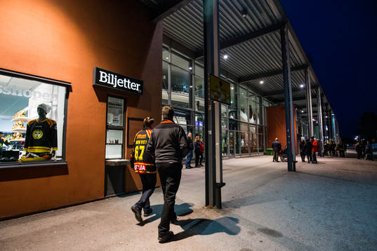 Biljettkassan utanför Gavlerinken innan ishockeymatchen i
