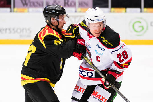 Brynäs Jonathan Pudas puttar Malmö Redhawks Erik Forssell
