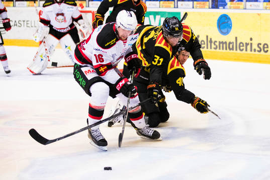 Malmö Redhawks Magnus Häggström i kamp om pucken med