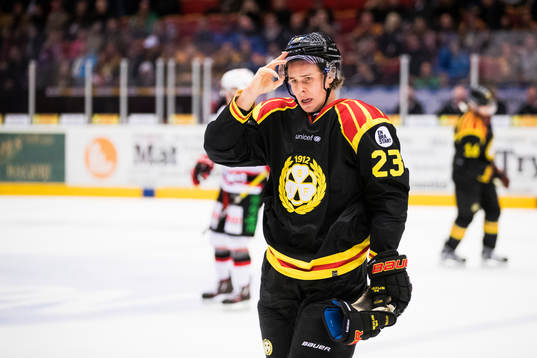 Brynäs Lucas Carlsson ser deppig ut