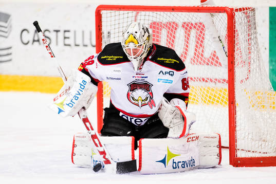 Malmö Redhawks målvakt Oscar Alsenfelt med en räddning