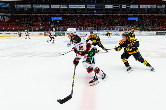 Malmö Redhawks Erik Forssell jagas av Brynäs Jonathan