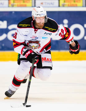 Malmö Redhawks Jens Olsson med pucken