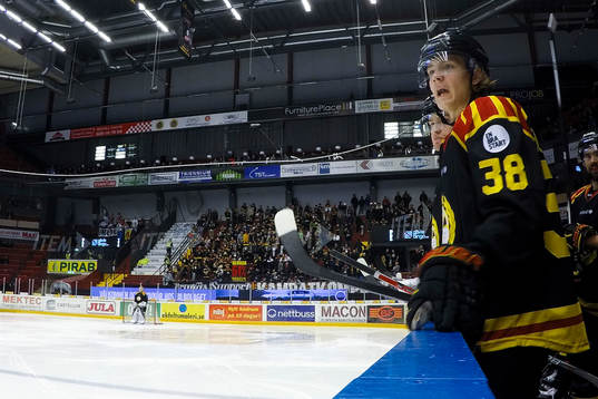 Brynäs Jesper Boqvist följer spelet