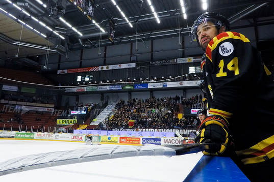 Brynäs Johan Alcén följer spelet