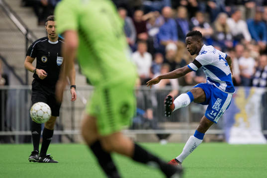 IFK Göteborgs Abdul Razak skjuter ett skott