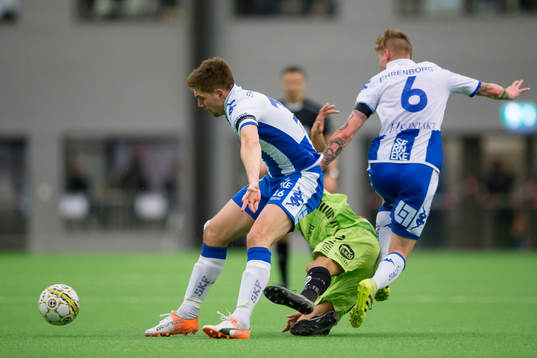 IFK Göteborgs Mikael Boman och Sebastian Eriksson fäller
