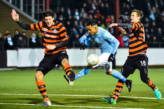 Malmö FFs Yoshimar Yotún i en kamp mot Helsingørs Rasmus