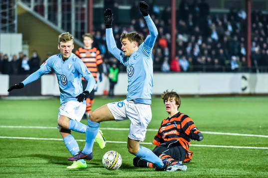 Malmö FFs Pave Vagic fälls i straffområdet av