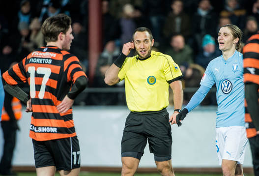 Domaren Kaspar Sjöberg mellan Helsingørs Alexander