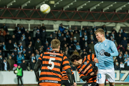 Malmö FFs Teddy Bergqvist i nickduell med Helsingørs