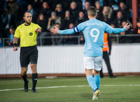 Malmö FFs Markus Rosenberg sträcker ut händerna mot