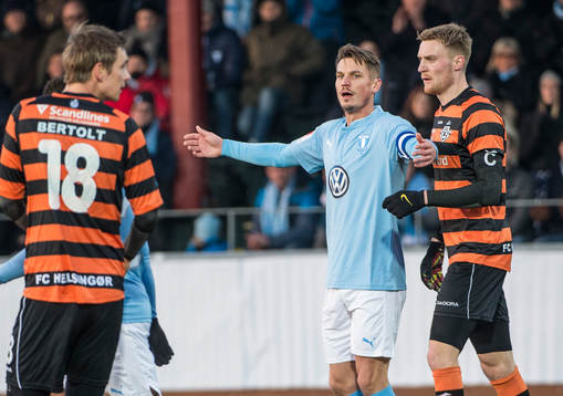 Malmö FFs Markus Rosenberg sträcker ut händerna bland