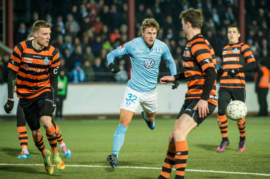 Malmö FFs Mattias Svanberg mot Helsingørs Andreas Holm
