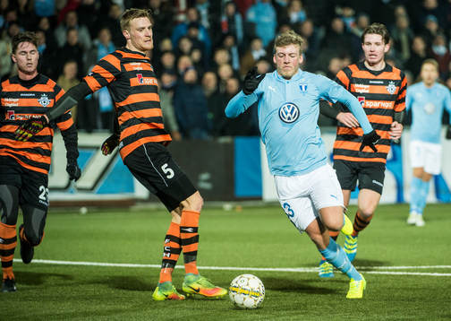 Malmö FFs Teddy Bergqvist mot Helsingørs Andreas Holm