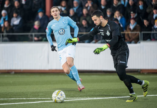 Malmö FFs Pawel Cibicki mot Helsingørs målvakt Aris