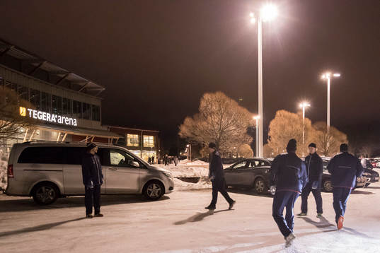 Leksands spelarna värmer upp innnan ishockeymatchen i SHL