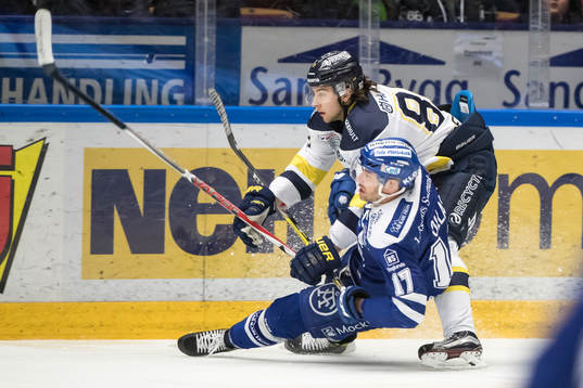 s Kevin Stenlund  i ishockeymatchen i SHL mellan Leksand