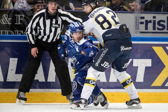 s Kevin Stenlund framför Linjedomare Tobias Nordlander  i