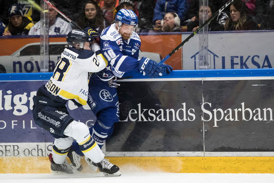 s Anton Bengtsson tacklar Leksands Mattias Ritola  i