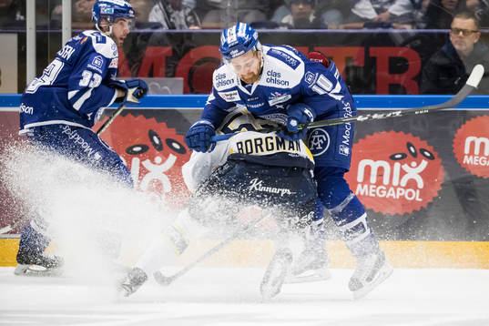 s Andreas Borgman tacklar Leksands Mattias Ritola  i