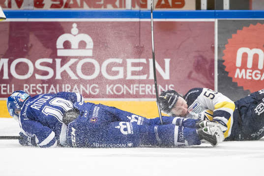 s Andreas Borgman tacklar Leksands Mattias Ritola  i