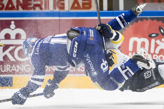 s Andreas Borgman tacklar Leksands Mattias Ritola  i