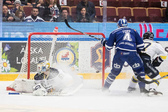 s målvakt Fredrik Pettersson-Wentzel Leksands Nichlas Torp