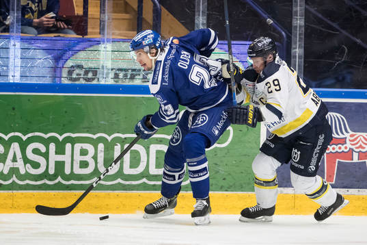 s Chris Abbott i kamp om pucken med Leksands Sondre Olden
