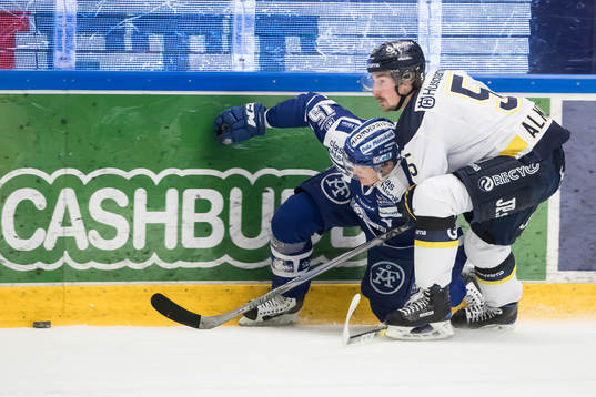 s Adam Almquist i kamp om pucken i ishockeymatchen i SHL