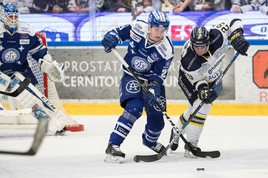 s Chris Abbott i kamp om pucken i ishockeymatchen i SHL