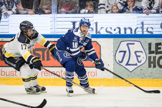 s Erik Brännström i kamp om pucken med Leksands János