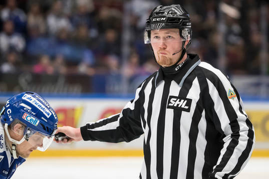 Linjedomare Marcus Burman  i ishockeymatchen i SHL mellan