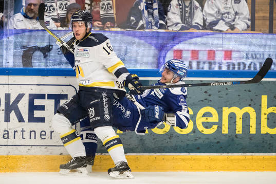 s Filip Sandberg tacklar Leksands Ben Youds  i
