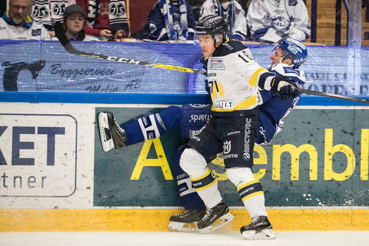 s Filip Sandberg tacklar Leksands Ben Youds  i
